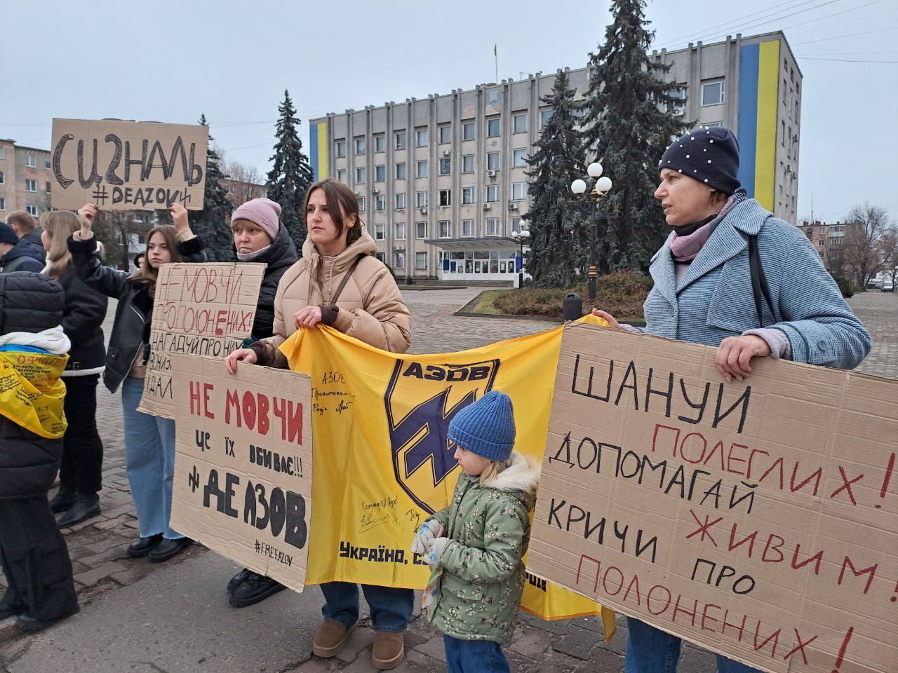 «Не мовчи! Полон вбиває»: на Волині пройшла акція підтримки полонених бійців полку «Азов»