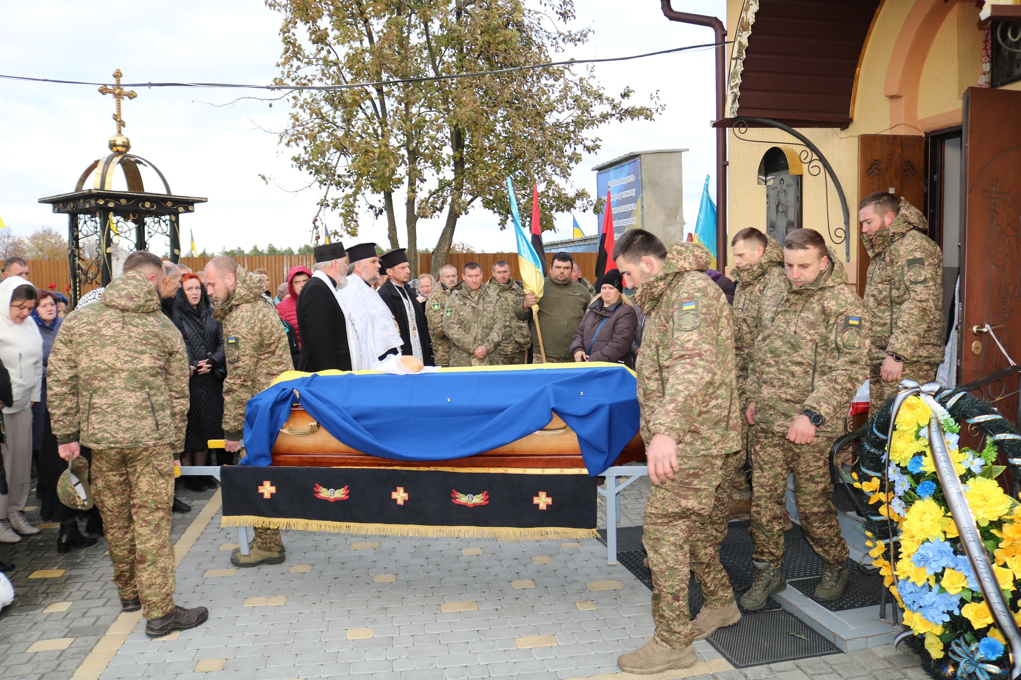 Білим ангелом повернувся додому «на щиті»: на Волині в останню дорогу полеглого на війні Андрія Тихого