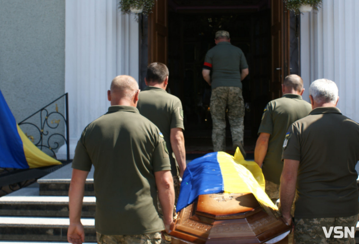 Рідні сподівалися, що в полоні, але дива не сталося: у Рожищі провели в останню путь воїна Миколу Катеринюка