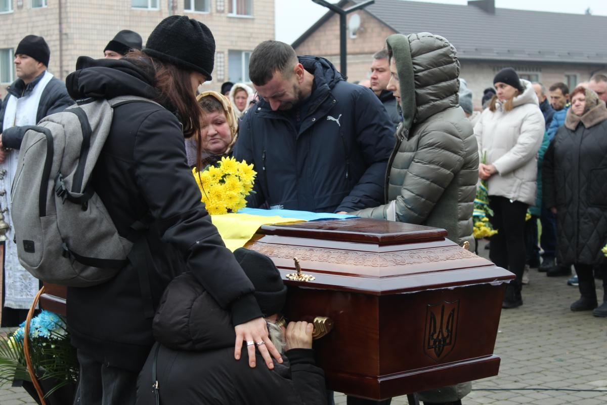 Після довгої дороги на вічний спочинок: на Волині поховали Валерія Грибчука, який понад рік вважався зниклим безвісти