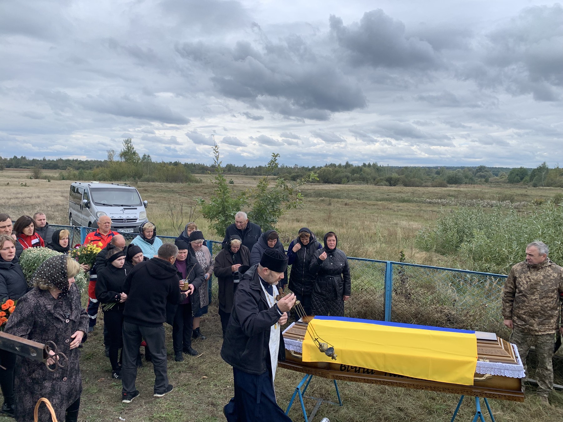 Понад рік вважався зниклим безвісти: на Волині в останню путь провели Героя Леоніда Ткача