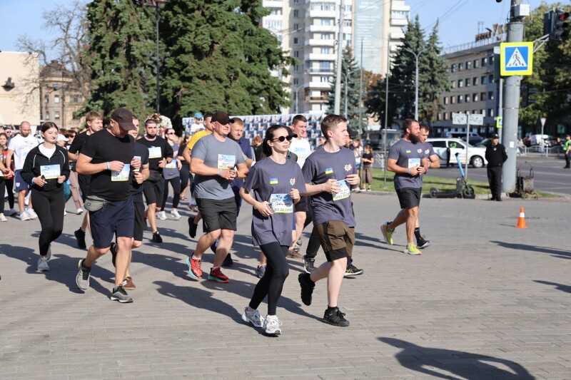 600 людей бігли за Героїв: у Луцьку відбувся патріотичний забіг