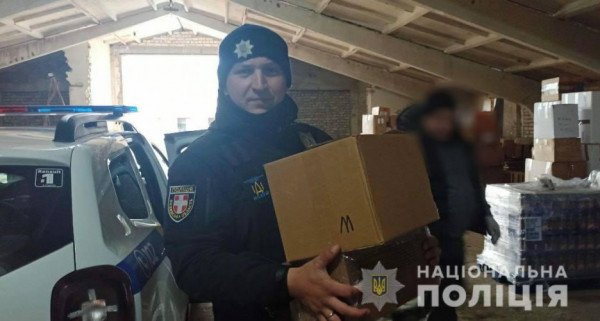 Поліцейські офіцери підтримують переселенців, які приїхали на Волинь
