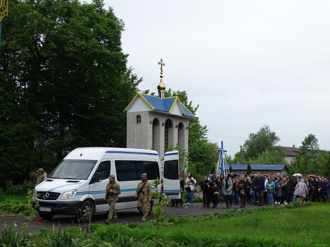 Став до лав ЗСУ після звістки про зникнення безвісти брата: на Волині поховали 23-річного Героя Любомира Дячука