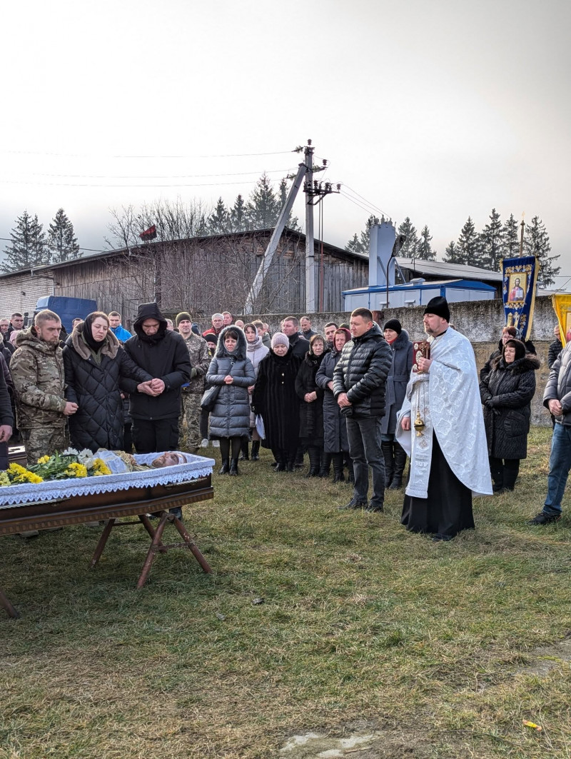 Завжди був готовий допомогти: на Волині провели в останню дорогу загиблого воїна Івана Оніщука