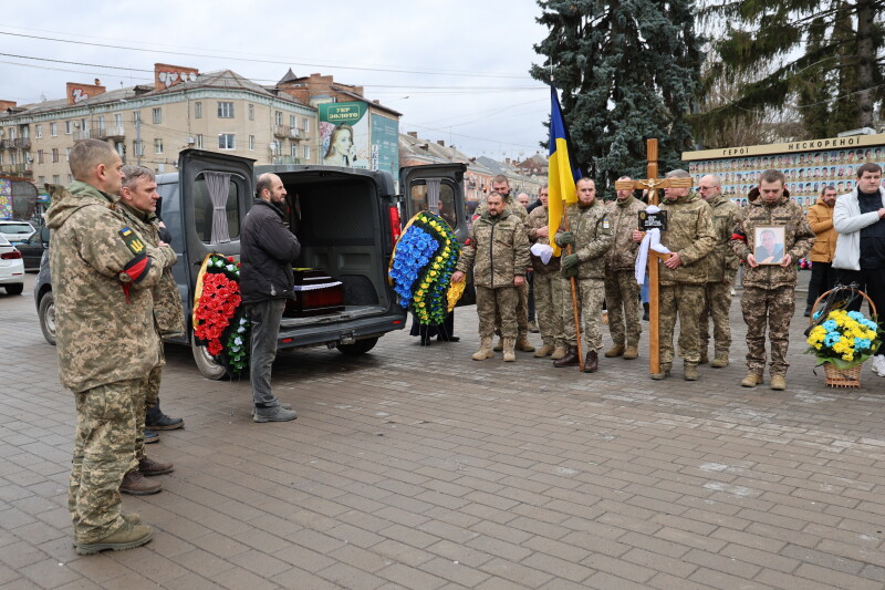 Помер від важких поранень у переддень нового року: у Луцьку попрощалися з Героєм Ігорем Личаком