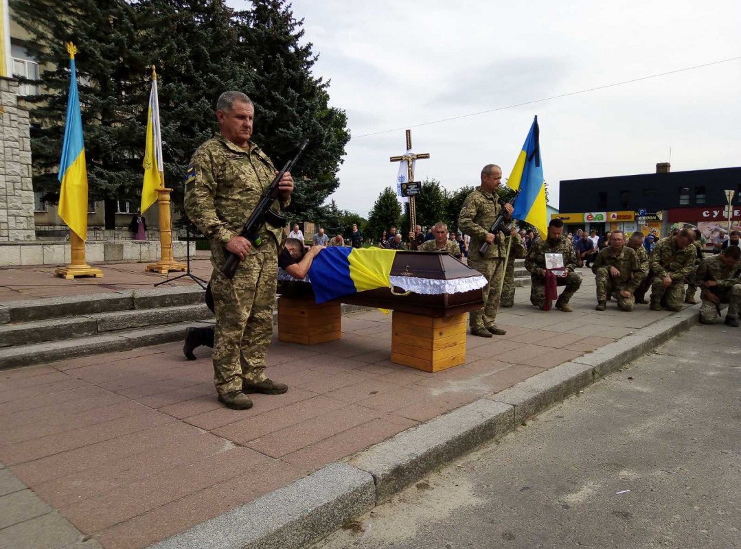 Громада на Волині попрощалася із загиблим на війні Героєм Іваном Вороб’єм