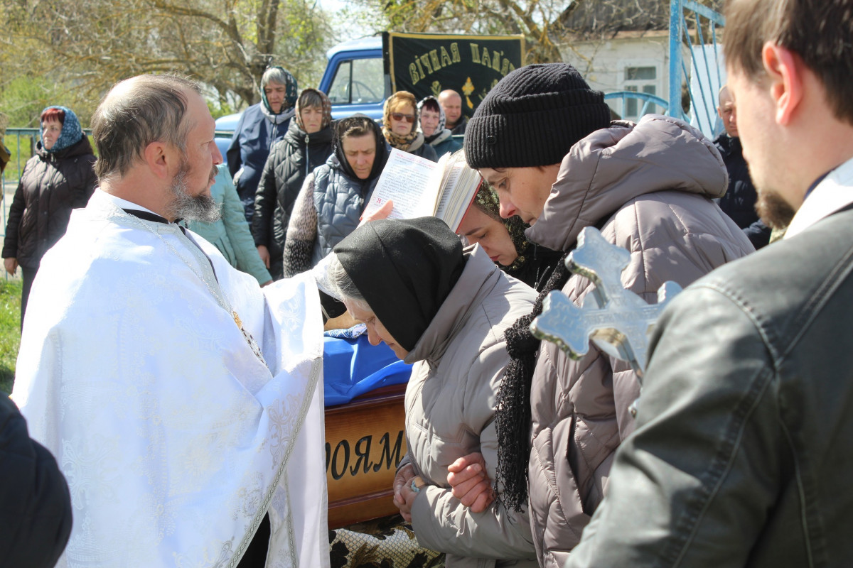Не дочекалася дружина, не обійняла мама: волиняни попрощалися з полеглим Героєм Дмитром Демчуком