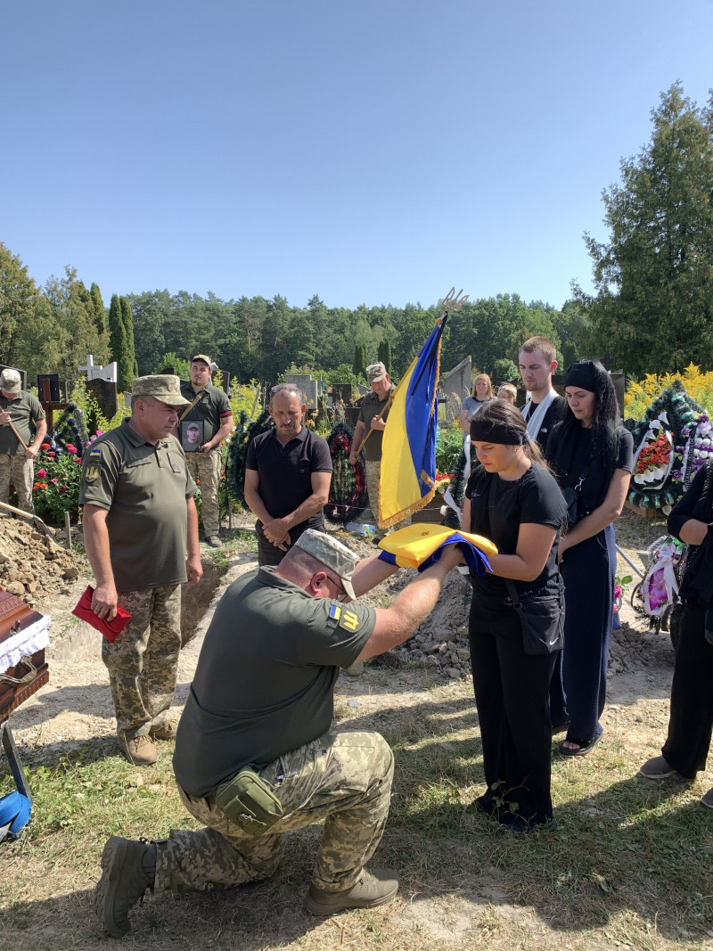 Овдовіла дружина, без батька залишилися донечка: на Волині в останню дорогу провели Героя Миколу Комарова