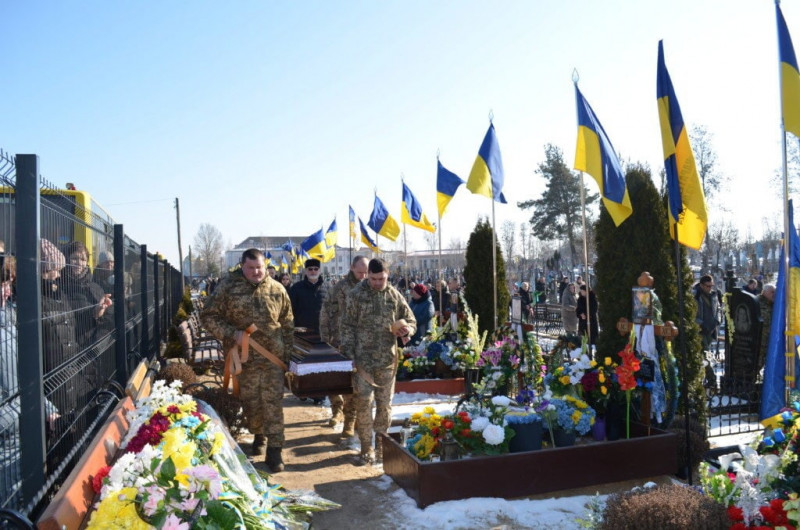 Зі сльозами на очах молилися за спокій його душі: на Волині в останню дорогу провели Героя Андрія Пронцевича