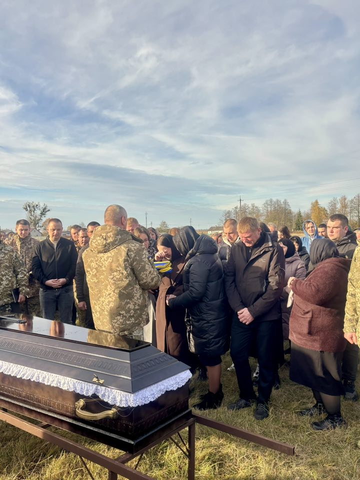 До останнього подиху боронив Україну: на Волині попрощалися із загиблим Героєм Іваном Кіпенем