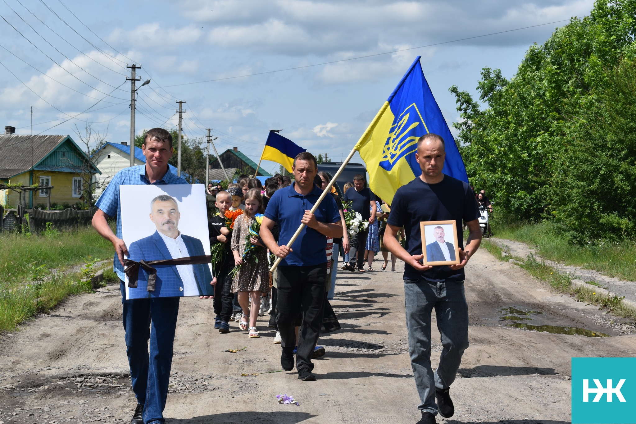 На колінах в останню дорогу проводжало все село: на Волині попрощалися з Героєм Петром Токарем