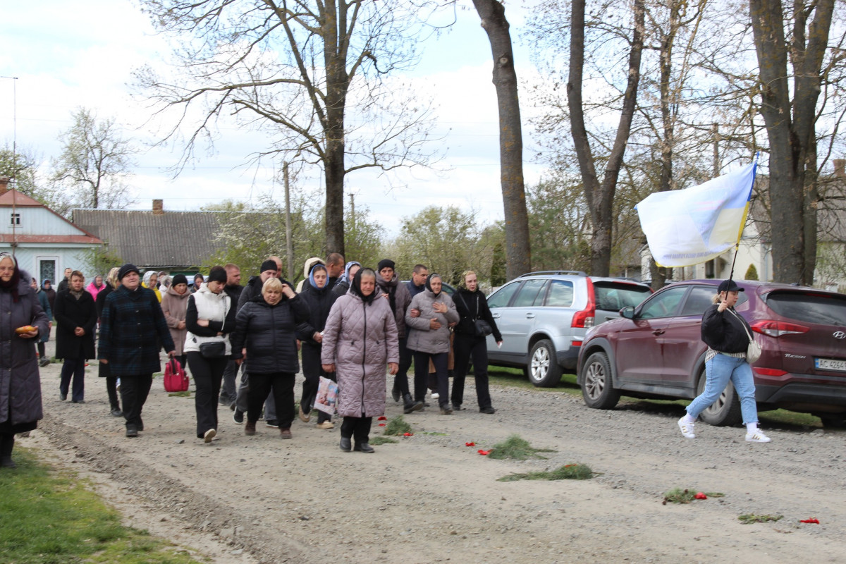 Не дочекалася дружина, не обійняла мама: волиняни попрощалися з полеглим Героєм Дмитром Демчуком