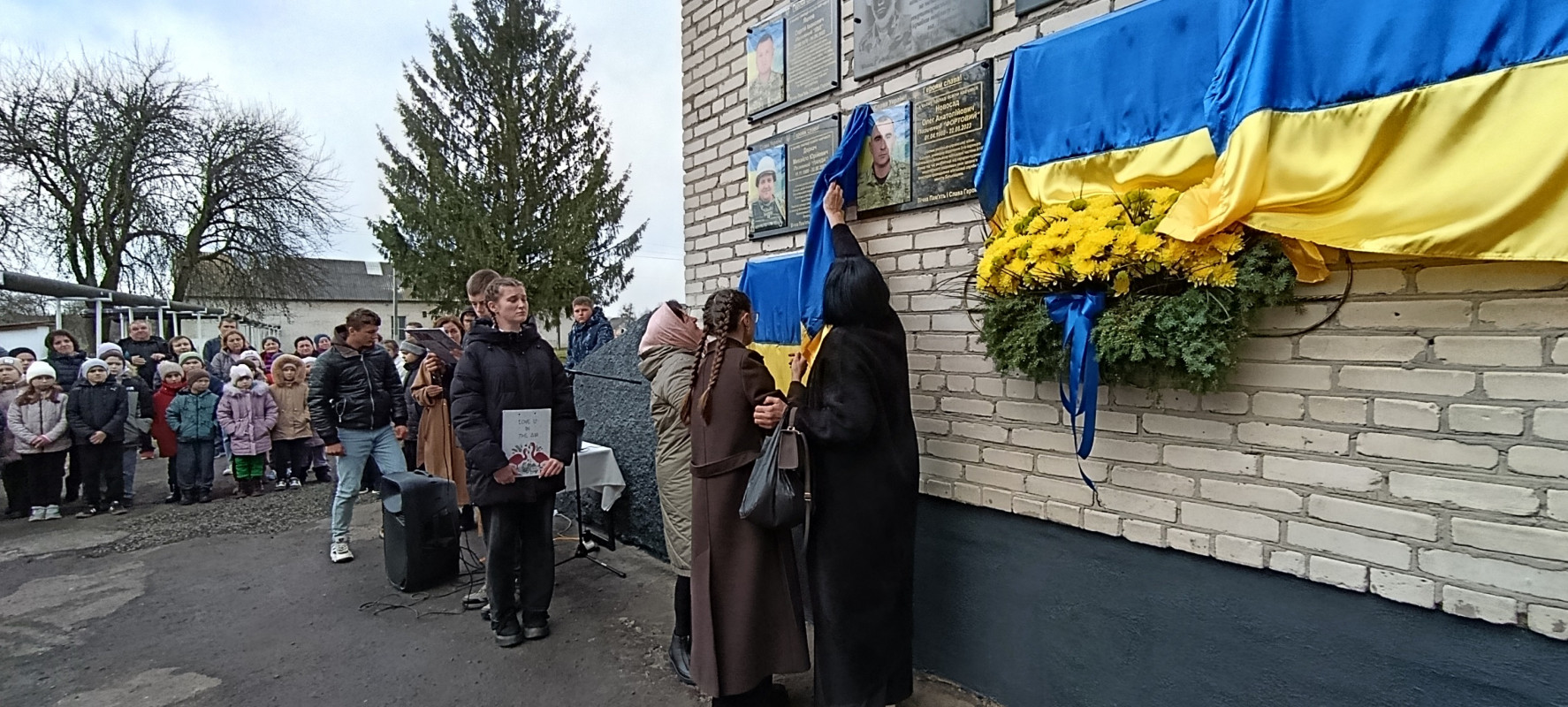 На фасаді сільського ліцею на Волині відкрили аж сім меморіальних дощок загиблим Героям