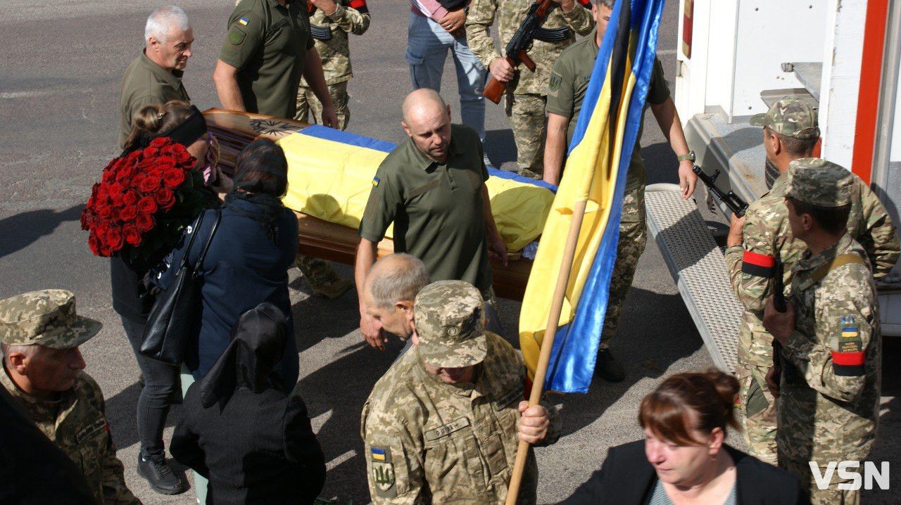 Повернувся додому після майже дворічної невідомості: Рожищенська громада зустріла «на щиті» Героя Віталія Козла. Фото
