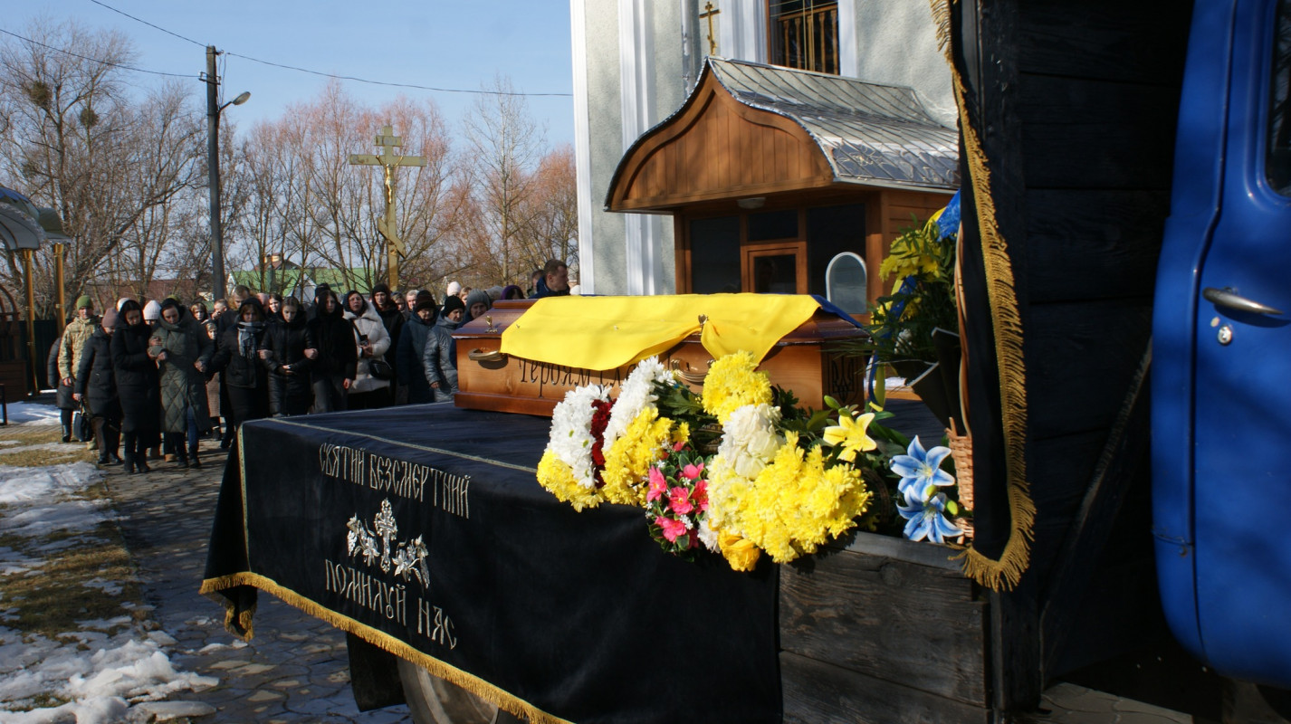 Навколішки і зі сльозами: волиняни попрощалися з Героєм Володимиром Гродським