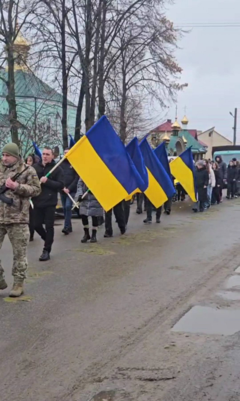 Наприкінці осені мобілізували, а 8 лютого зв’язок з ним обірвався: на Волині провели в останню путь захисника Івана Савлука