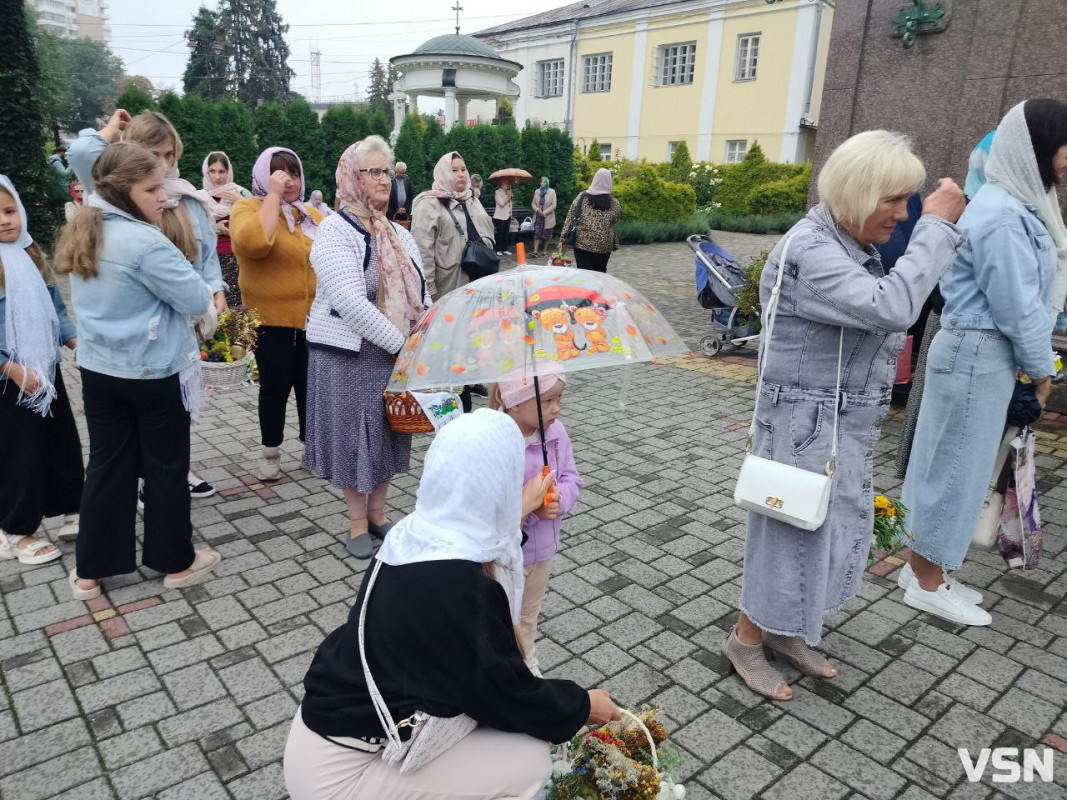 Як у центрі Луцька освячували кошики на Яблучний Спас. ФОТО