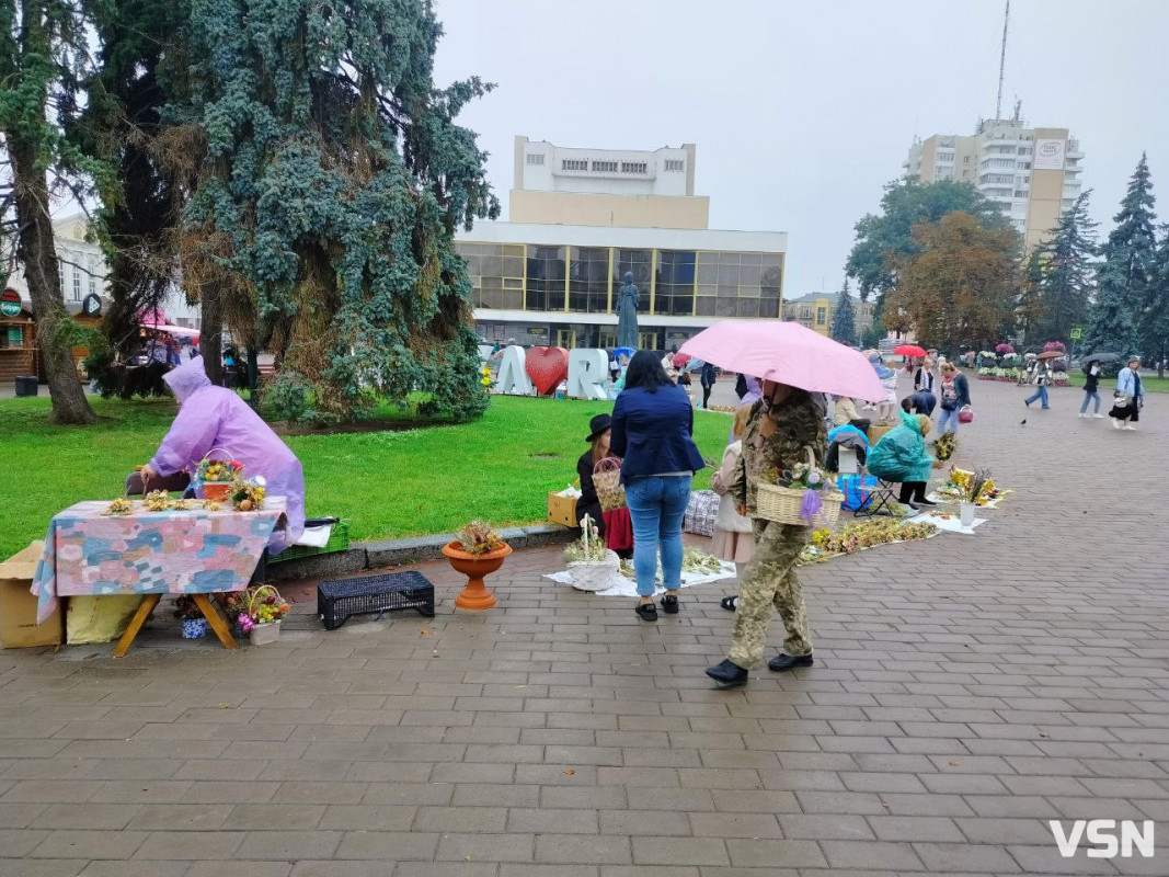 Як у центрі Луцька освячували кошики на Яблучний Спас. ФОТО