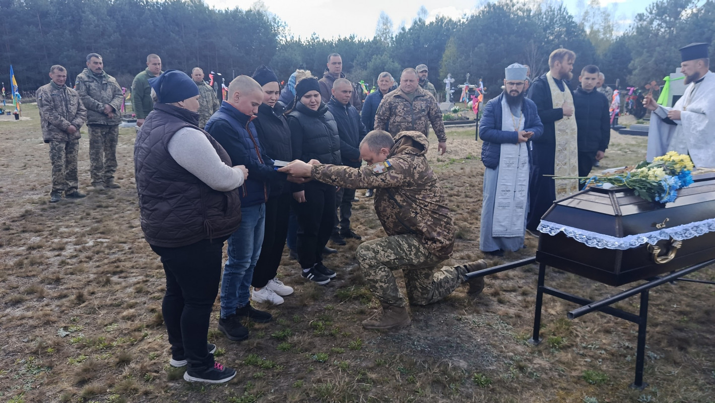 Навіки 41: на Волині в останню земну путь провели Героя Євгена Котельницького, який майже рік вважався зниклим безвісти