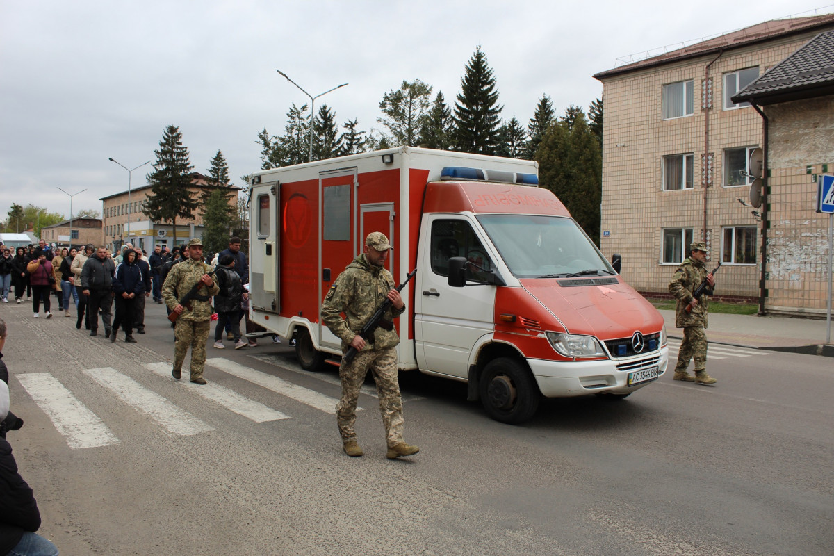 «Тепер тато захищатиме з небес»: волиняни попрощалася з 25-річним Антоном Хвостюком
