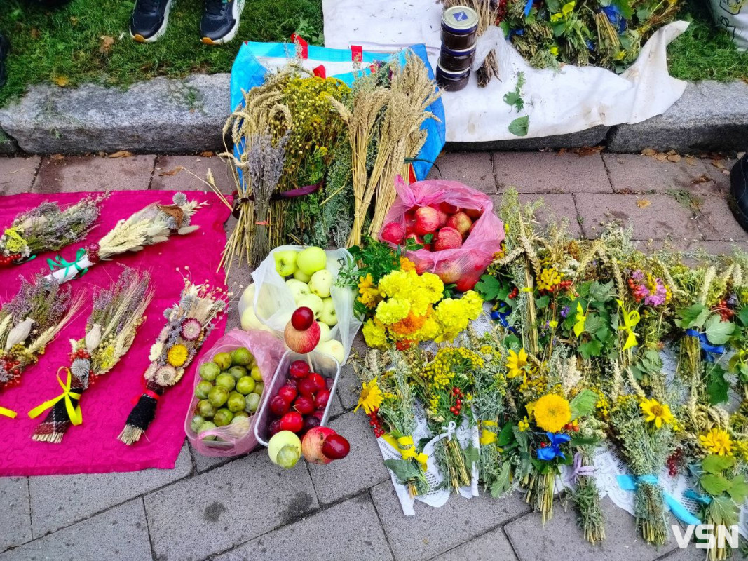 Як у центрі Луцька освячували кошики на Яблучний Спас. ФОТО