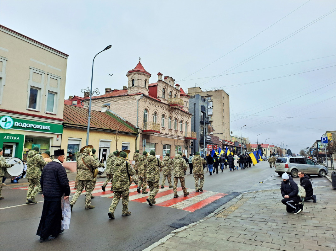 Коровай ділили на кладовищі: у Ковелі в останню путь провели 18-річного Героя Дмитра Приймачука