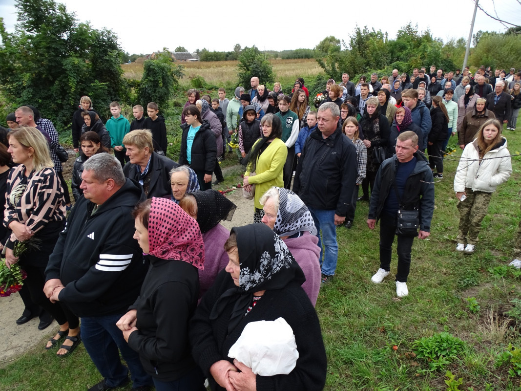 Багато місяців вважався зниклим безвісти: у громаді на Волині поховали Героя Олександра Чирку