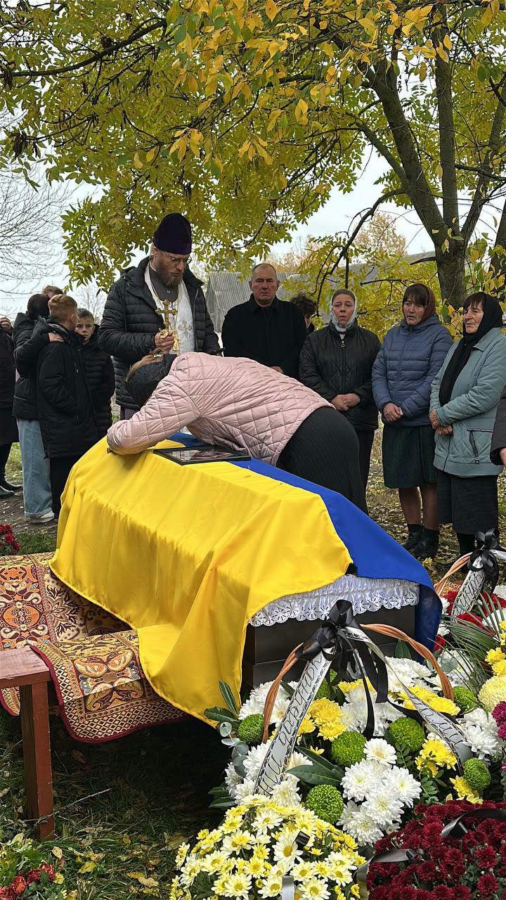 На Волині провели в останню дорогу воїна Романа Лисюка, який помер від важкого поранення