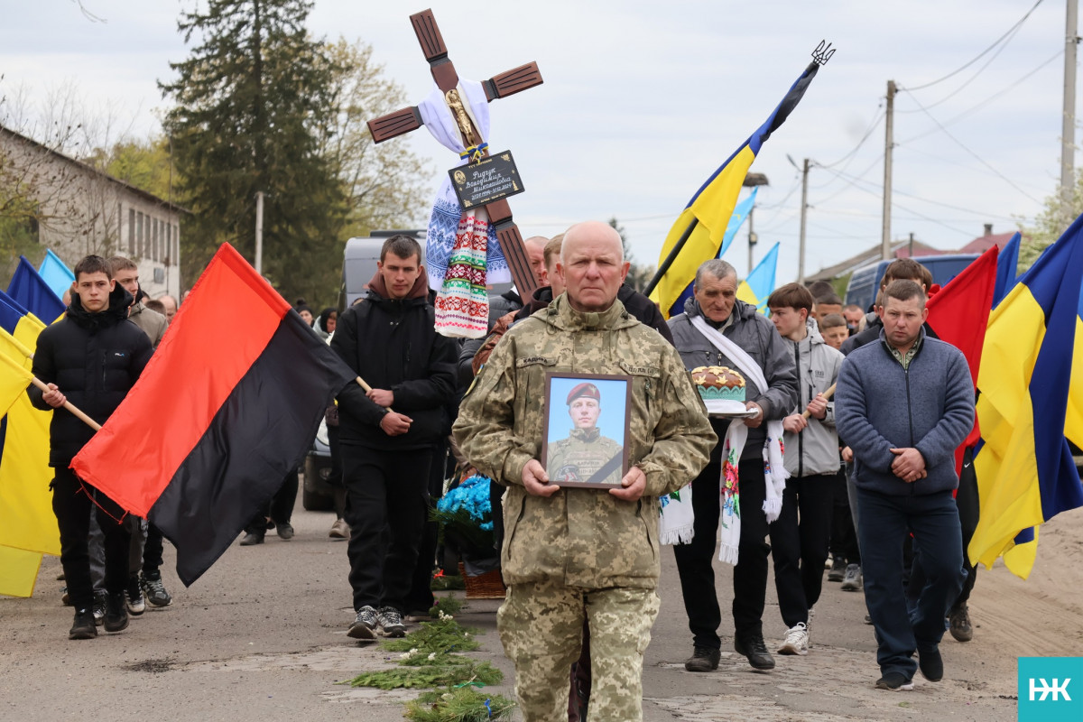 Біль двох сіл: на Волині провели в останню путь воїна Володимира Ридчука