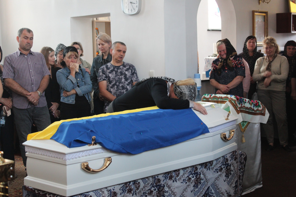 Весільний коровай, тужлива мелодія і море квітів: громада на Волині прощалася з Героєм Романом Карпюком