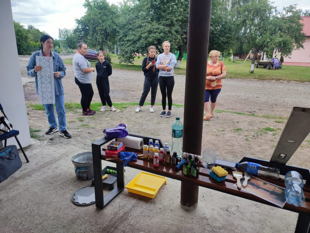 У волинському селі оригінально розмалювали зупинку