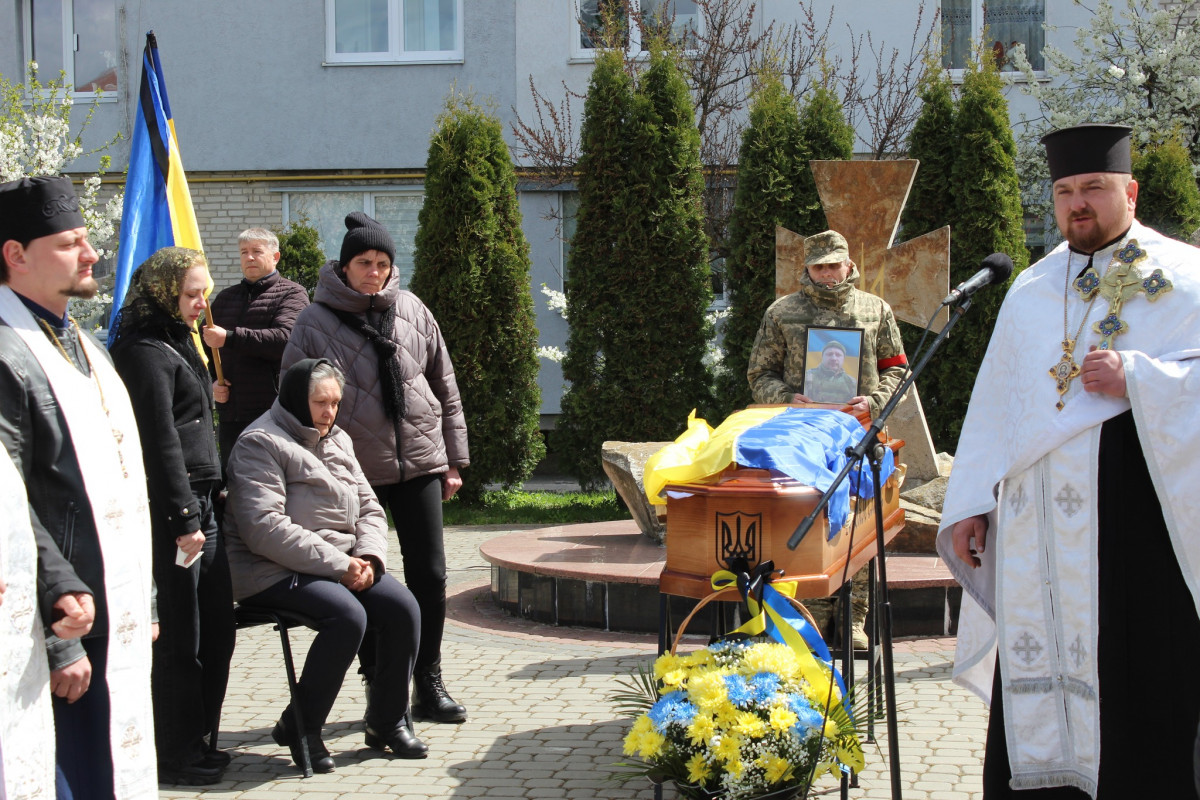 Не дочекалася дружина, не обійняла мама: волиняни попрощалися з полеглим Героєм Дмитром Демчуком