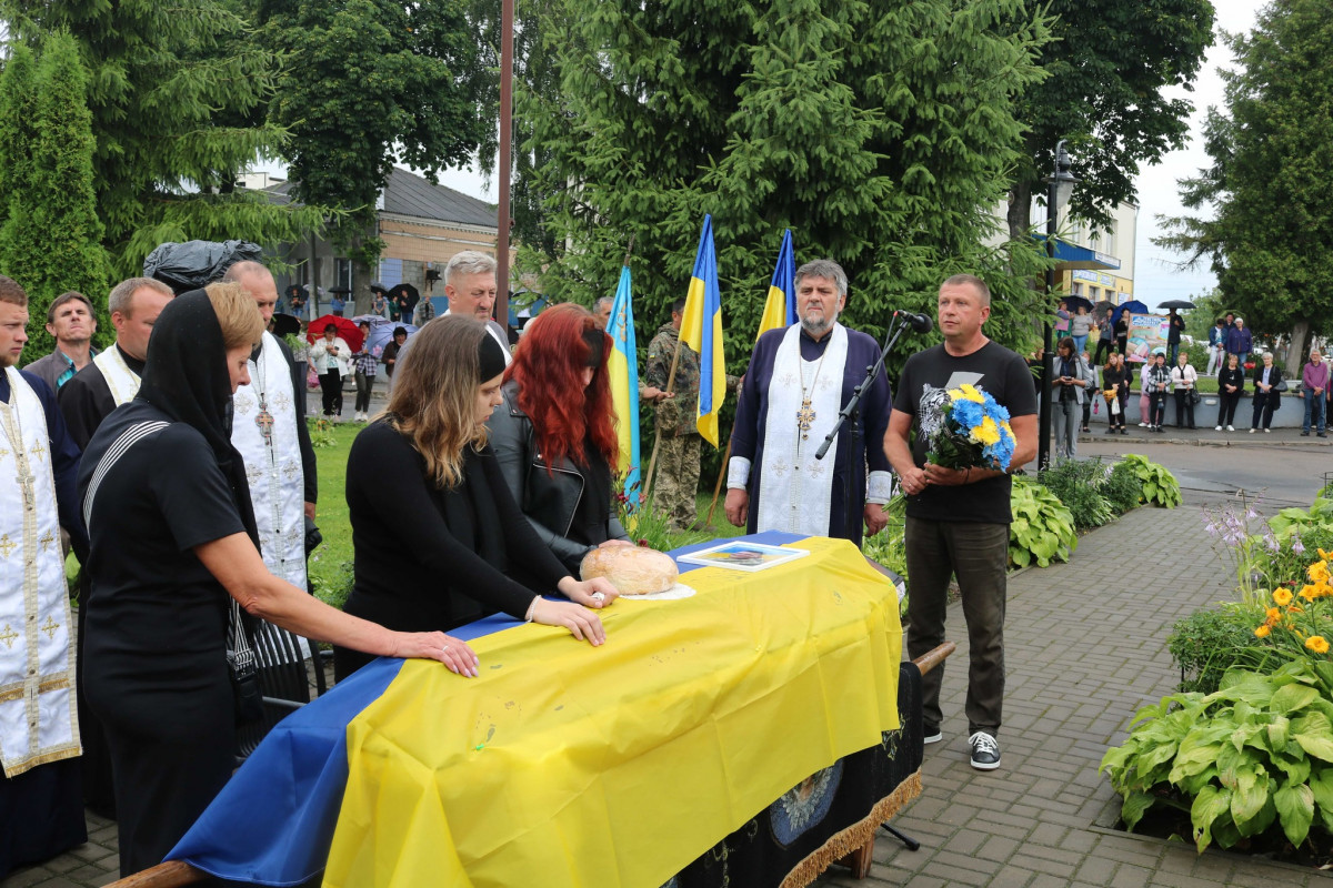 Навіки 30: на Волині в останню дорогу провели молодого військовослужбовця Віталія Прокопенка