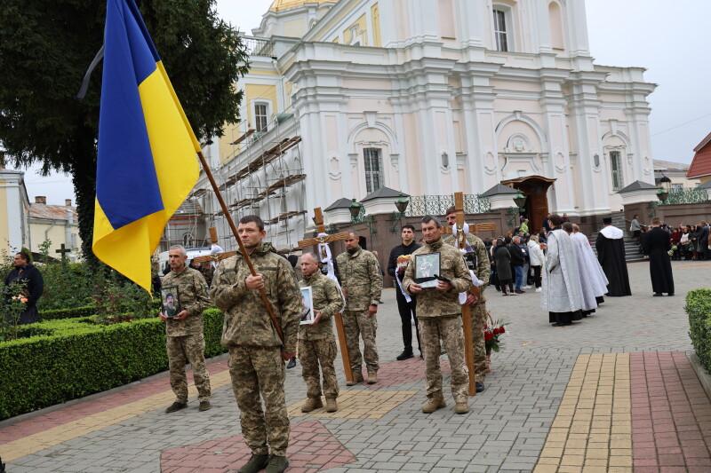 Три прощання в один день: у Луцьку провели в останню дорогу полеглих Героїв