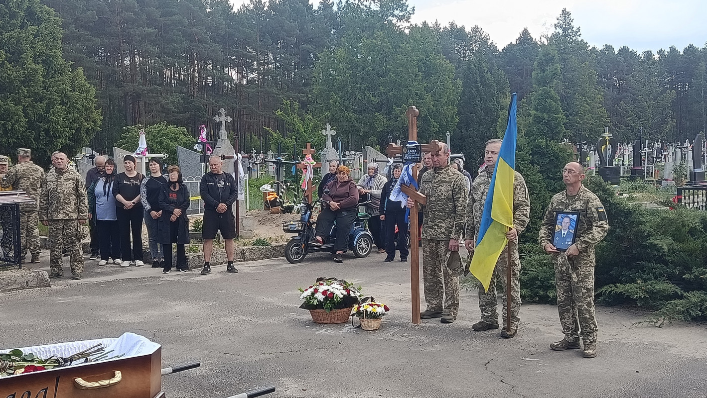 Біль втрати, що не стихає: у громаді на Волині провели в останню дорогу підполковника Повітряних сил України Юрія Халика
