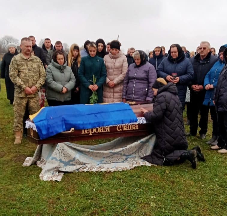 Лише через десять днів побратими змогли забрати його тіло з поля бою: на Волині поховали Героя Михайла Вацика