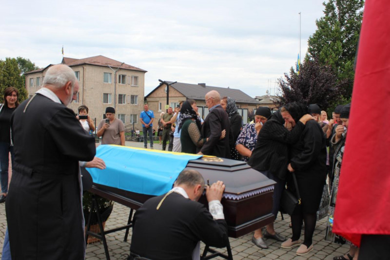 Весільний коровай - у траурній процесії: на Волині попрощалися з Героєм Віктором Бурковським
