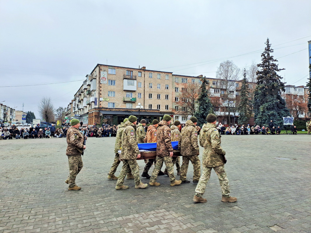 Коровай ділили на кладовищі: у Ковелі в останню путь провели 18-річного Героя Дмитра Приймачука