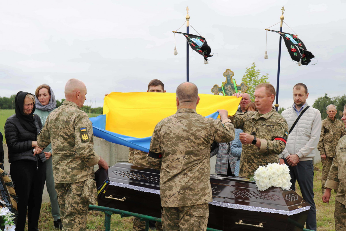 Півтора року вважався зниклим безвісти: на Волині попрощалися з полеглим Героєм Сергієм Замлинним