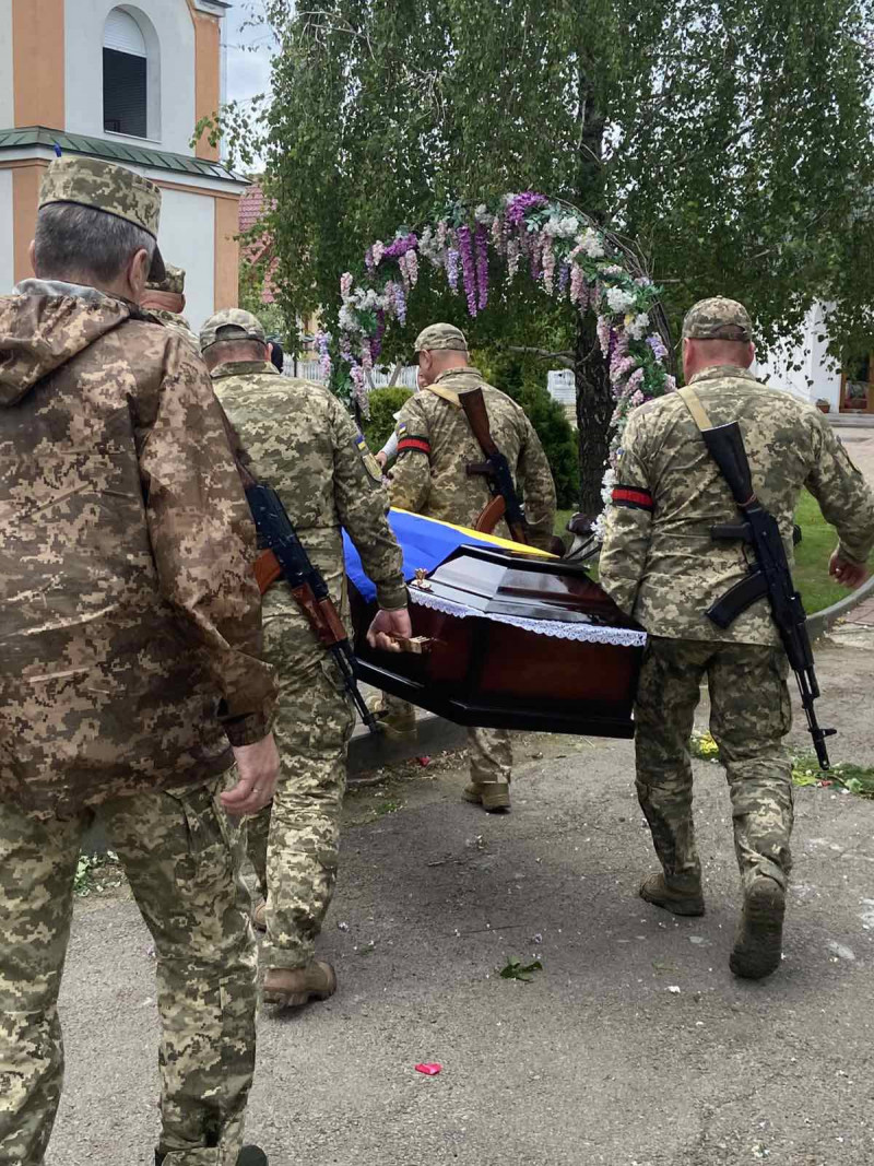 Довгі місяці невідомості та надії: на Волині в останню дорогу провели 41-річного Героя Юрія Пивоварчука