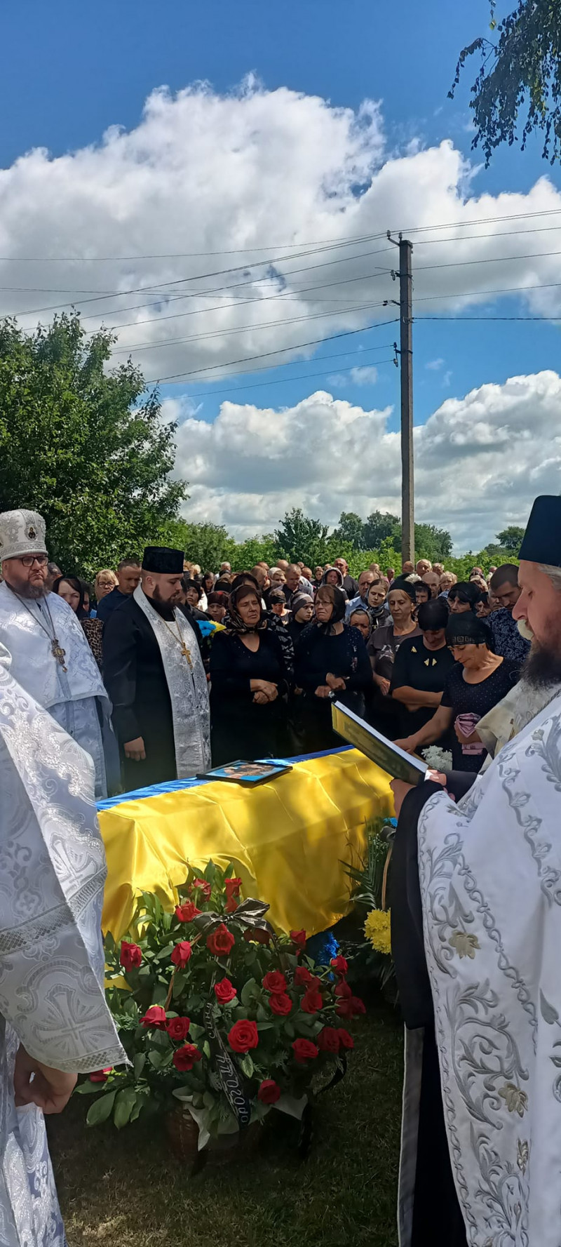 У селі на Волині в останню дорогу провели 31-річного Героя Володимира Столярчука