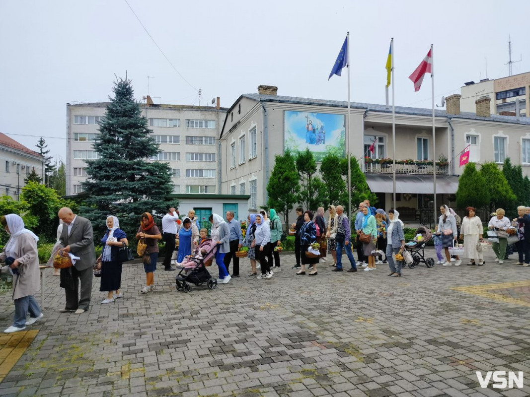 Як у центрі Луцька освячували кошики на Яблучний Спас. ФОТО