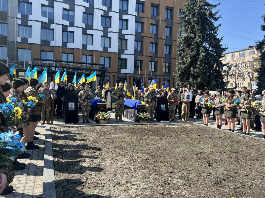 Ковелі у жалобі: громада провела в останню дорогу Героїв — Бориса Нестерука та Олександра Кратюка