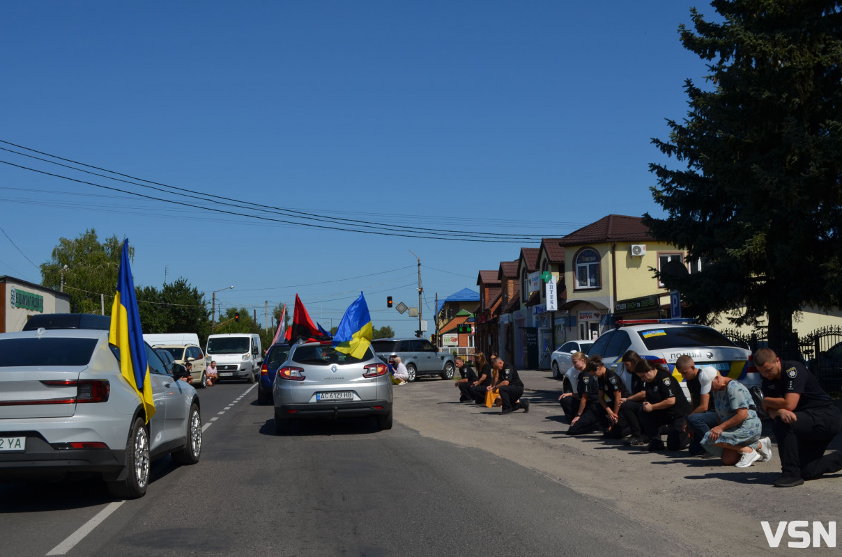 Сотні людей, прапори та квіти: востаннє додому повернувся Герой з Волині Степан Павлович