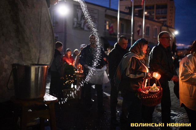 Як у Луцьку освячували кошики напередодні Великодня