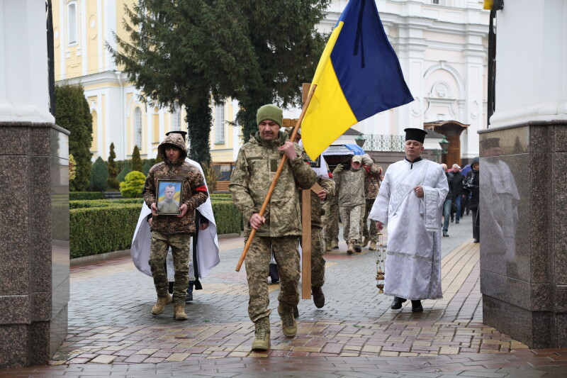 Загинув понад рік тому: у Луцьку попрощалися з військовослужбовцем Сергієм Мацюком