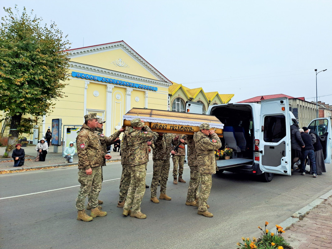 Вісім місяців рідні жили надією, але захисник повернувся «на щиті»: на Волині попрощалися із полеглим на війні Валерієм Степанюком