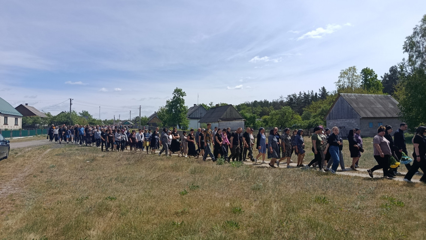 Без батька залишилися троє донечок: волиняни попрощалися із загиблим Героєм Андрієм Григолою