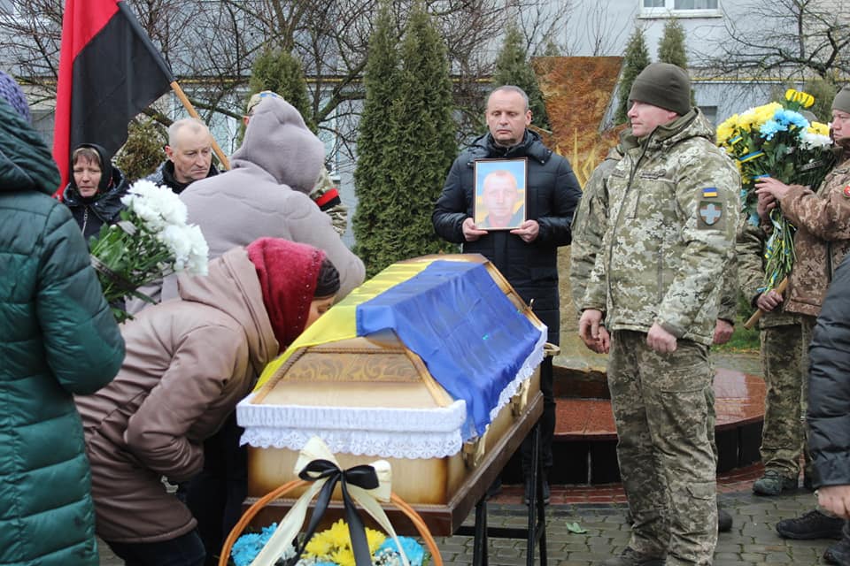 Серце пережило війну, а зупинилося вдома: на Волині попрощалися із померлим воїном Анатолієм Ковальчуком